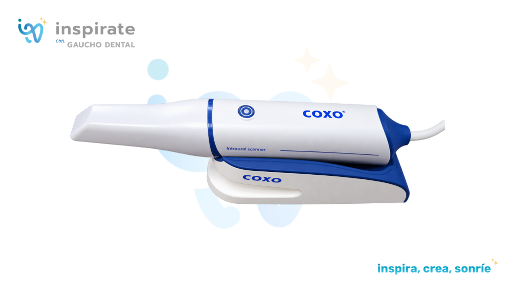 Scanner intraoral COXO DL-300P sobre su soporte, sin fondo y en placa de Inspírate