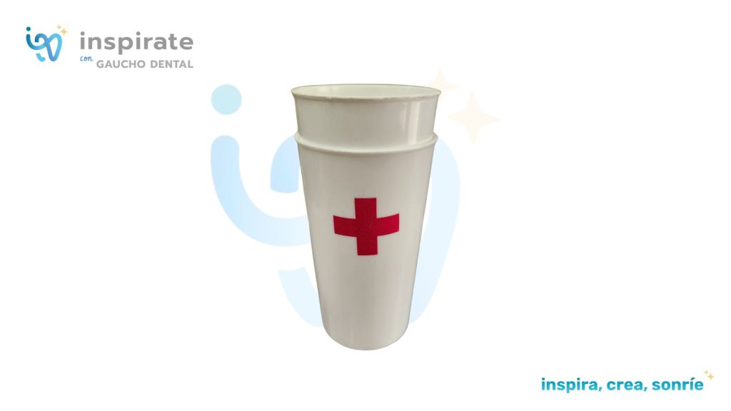 Vaso blanco para residuos con cruz roja sobre placa Inspírate con Gaucho Dental